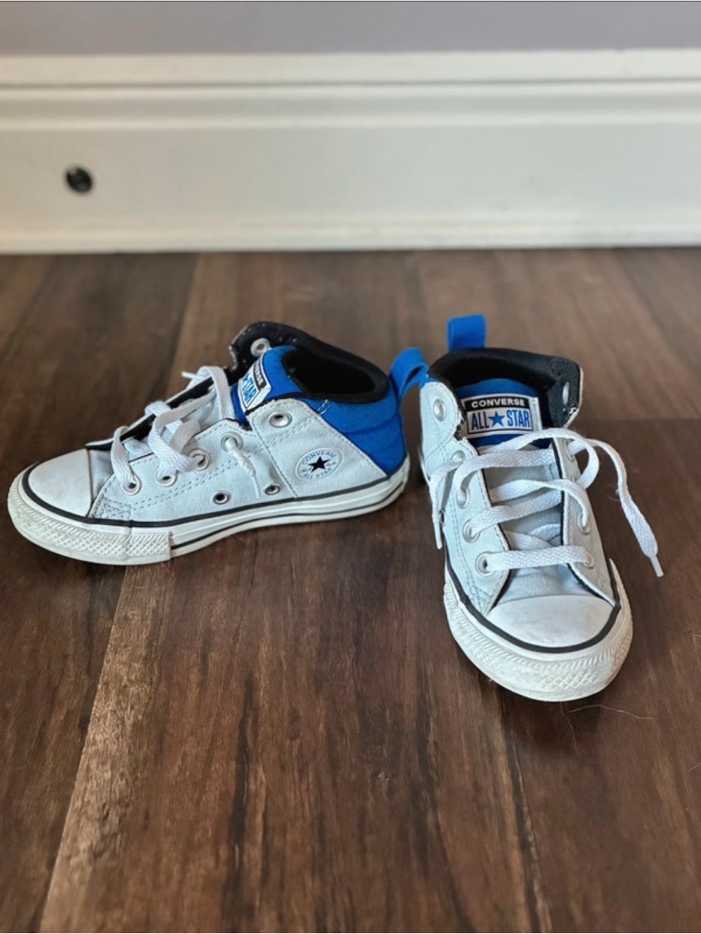 Converse Kids All Star Low-Top Sneakers in White & Blue